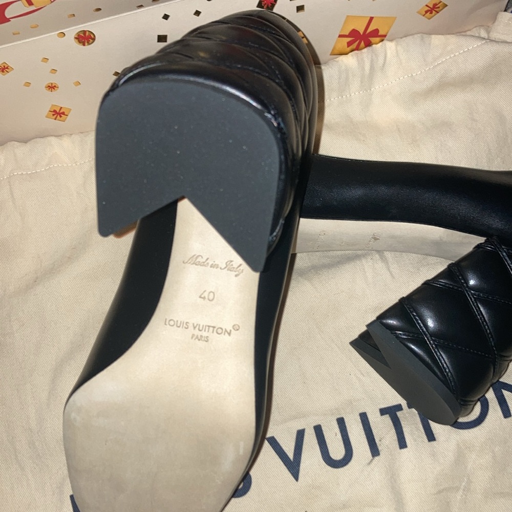 Brand new 2023 Louis Vuitton pumps with gold LV emblem. - Picture 3 of 3
